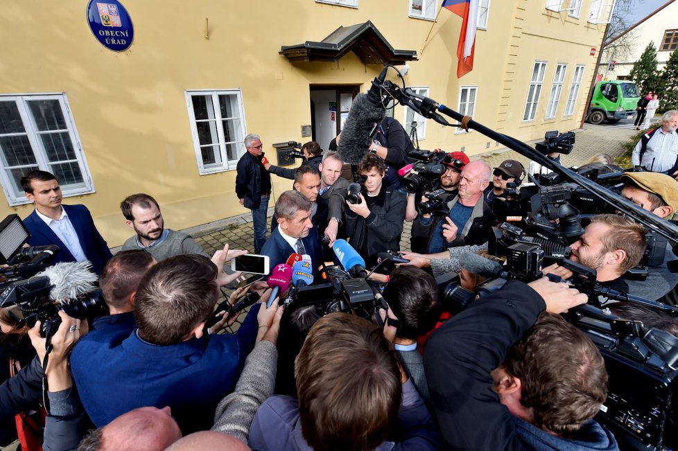 Babiše u volební místnosti očekávalo velké množství novinářů.