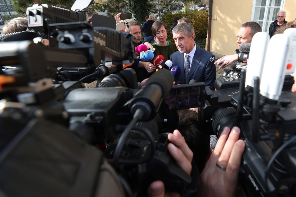 Andrej Babiš před volební místností musel odpovídat novinářům