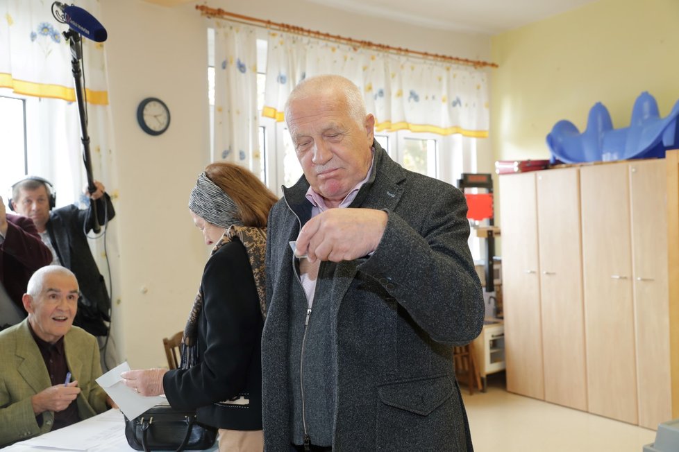 Exprezident Václav Klaus přišel k volbám společně s manželkou už v pátek.