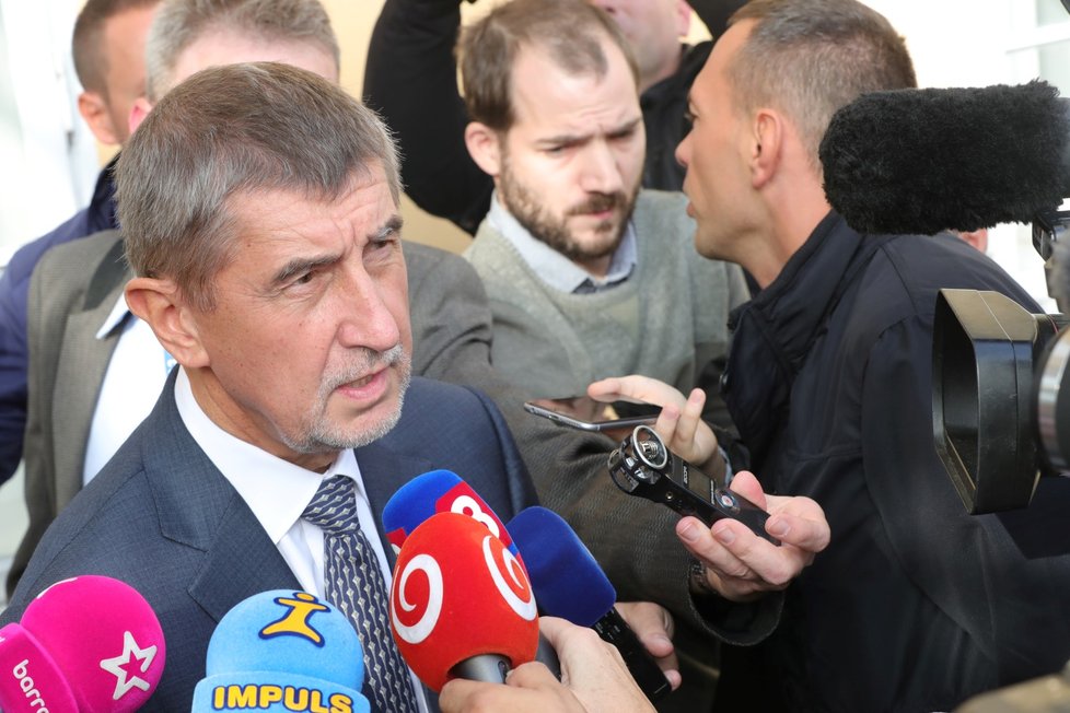 Andrej Babiš zodpovídal před volební místností na dotazy novinářů