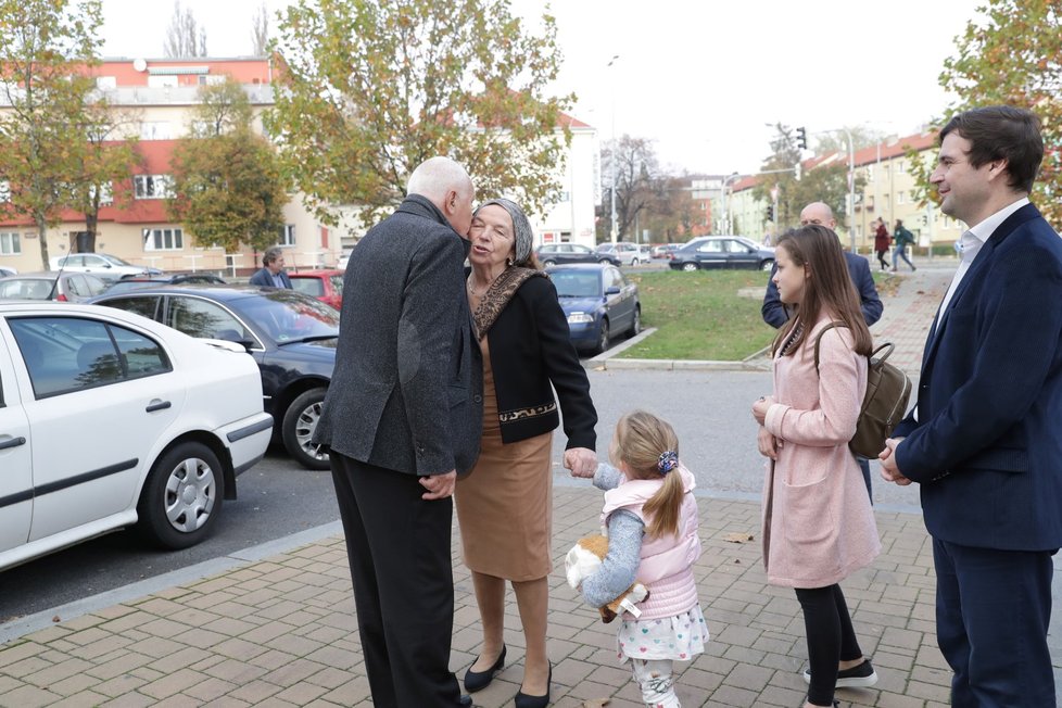Václav Klaus k volbám dorazil s manželkou Livií, synem Janem a jeho dětmi