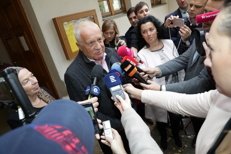 Ani exprezident Václav Klaus neunikl pozornosti novinářů