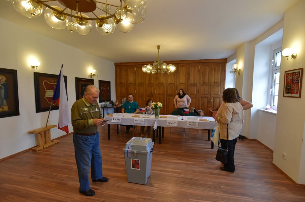 První den voleb do Poslanecké sněmovny, 20. října. V nejvýše položeném českém městě, Božím Daru na Karlovarsku, je volební místnost umístěna v zasedací místnosti městského úřadu.