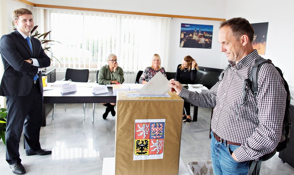 Turisté a Češi žijící v Portugalsku přišli 20. října odevzdat svoje hlasy ve volbách do Poslanecké sněmovny na velvyslanectví České republiky v Lisabonu.