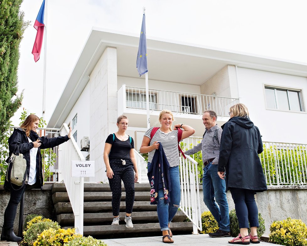 Turisté a Češi žijící v Portugalsku přišli 20. října odevzdat svoje hlasy ve volbách do Poslanecké sněmovny na velvyslanectví České republiky v Lisabonu.