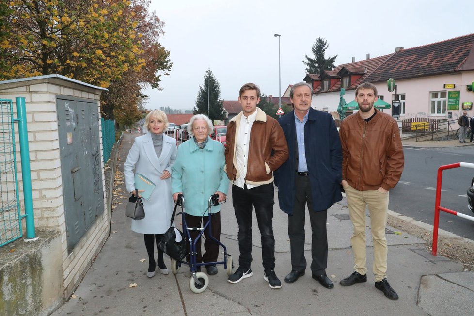 Rodina Veroniky Žilkové a Martina Stropnického šla k volbám pohromadě i se syny Cyrilem a Vincentem a babičkou.