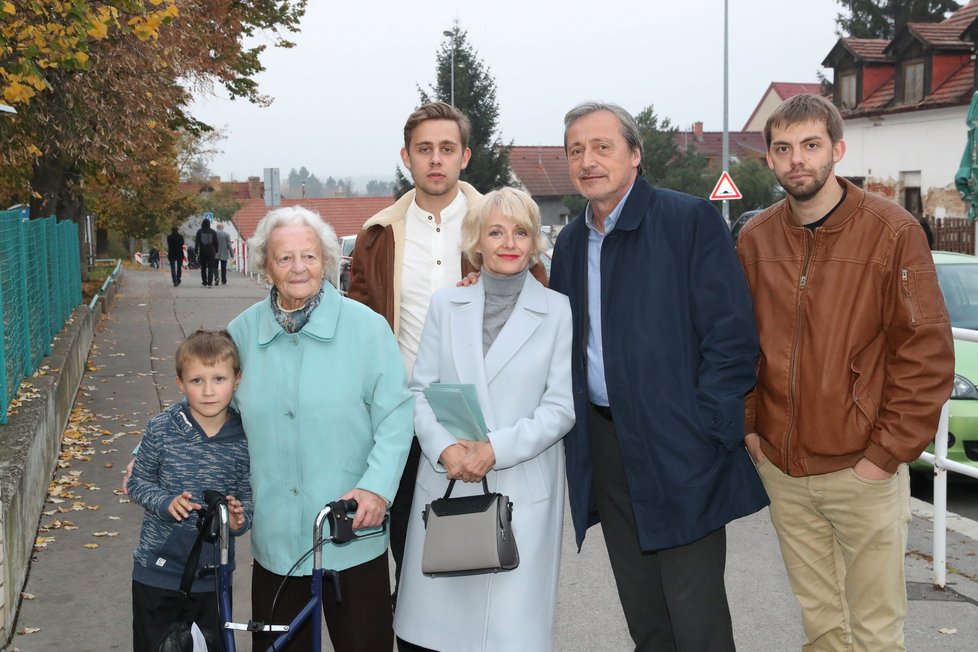 Rodina Veroniky Žilkové a Martina Stropnického šla k volbám pohromadě.