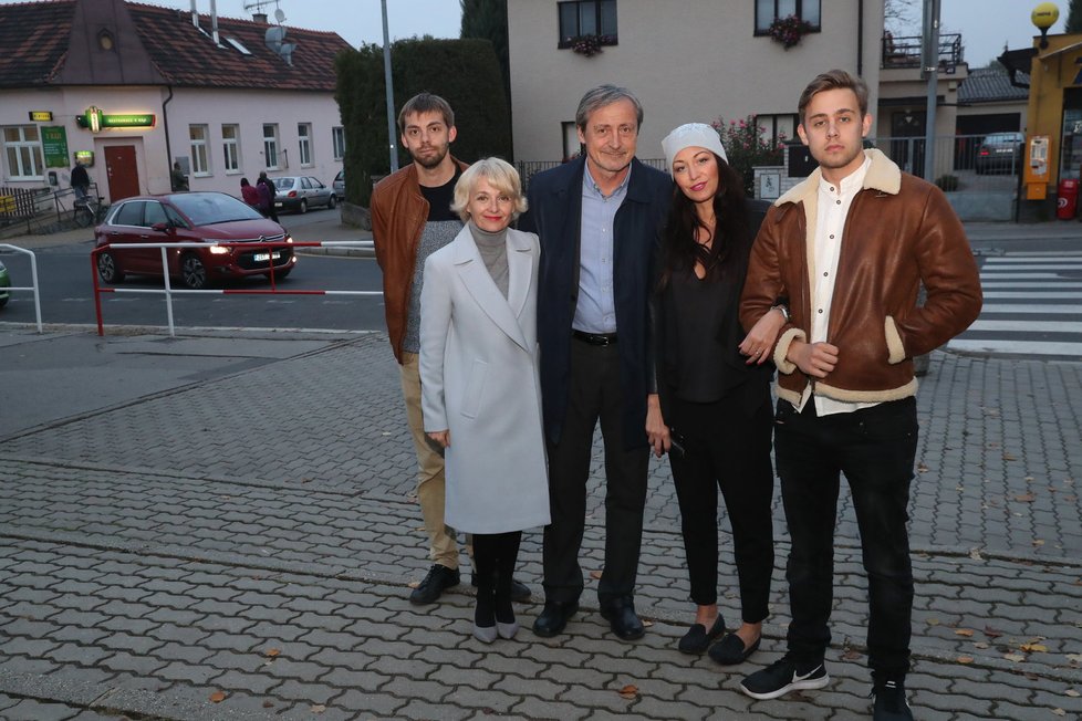 Rodina Veroniky Žilkové a Martina Stropnickýho šla volit společně i s Agátou Prachařovou