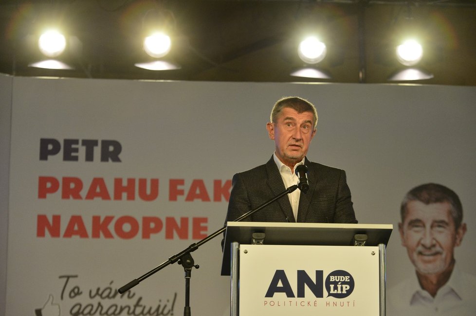 Andrej Babiš přišel do štábu zadním vchodem až po 20:00. O hodinu později měl první tiskovou konferenci