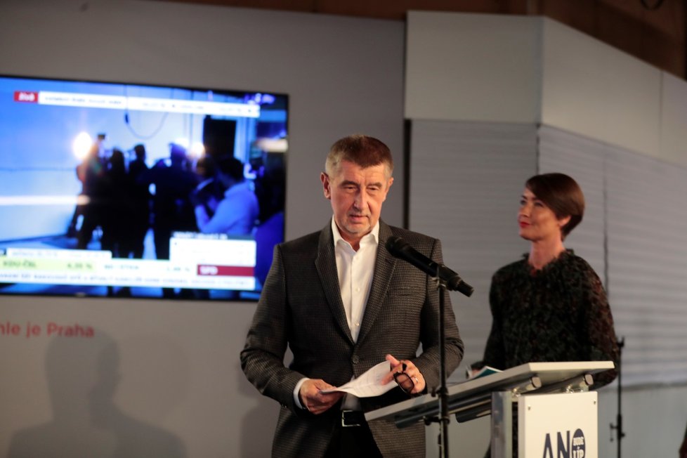 Andrej Babiš přišel do štábu zadním vchodem až po 20:00. O hodinu později měl první tiskovou konferenci