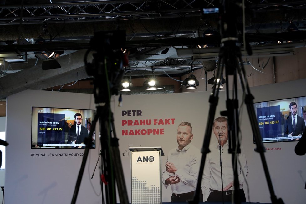 Zástupci hnutí ANO se 6. října 2018 připravovali ve volebním štábu v obchodním domě Kotva v Praze na sledování výsledků komunálních a senátních voleb
