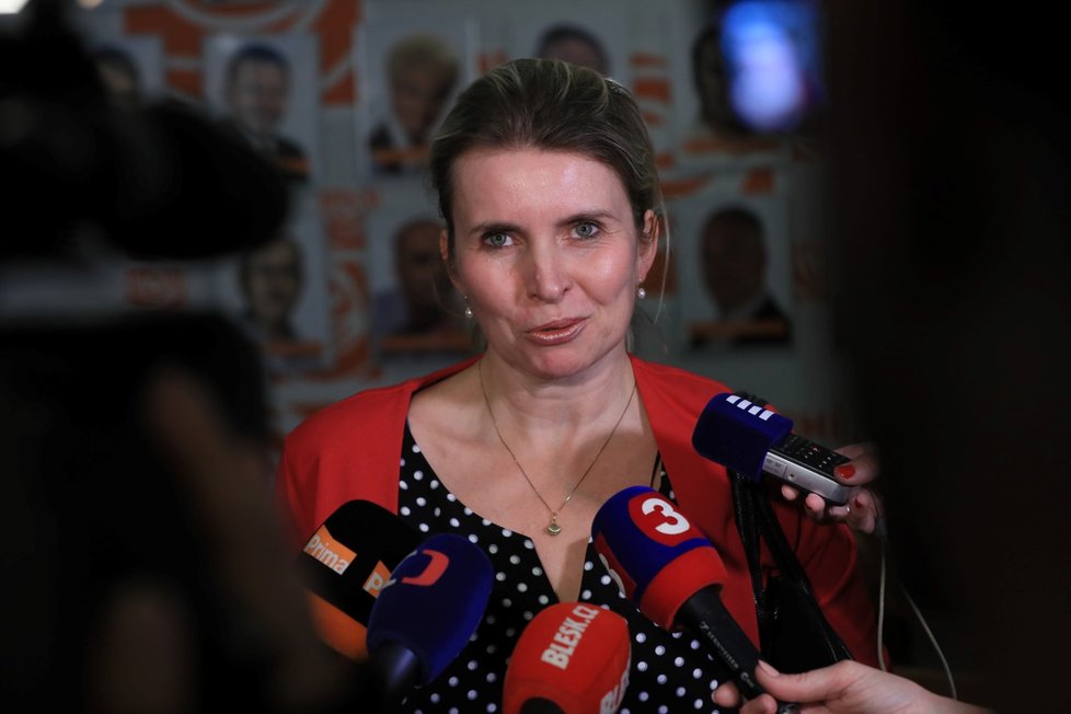Jana Fialová, místopředsedkyně ČSSD, dorazila do štábu chvíli po Janu Hamáčkovi