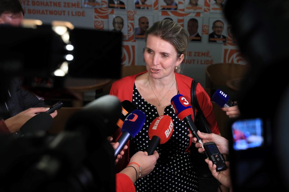 Jana Fialová, místopředsedkyně ČSSD, dorazila do štábu chvíli po Janu Hamáčkovi.