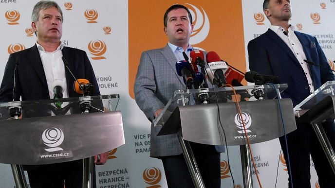 Předseda ČSSD Jan Hamáček (uprostřed) a místopředsedové strany Roman Onderka (vlevo) a Jiří Zimola (vpravo) vystoupil 6. října na tiskové konferenci ve volebním štábu v Praze, kde sledovali výsledky komunálních a senátních voleb.