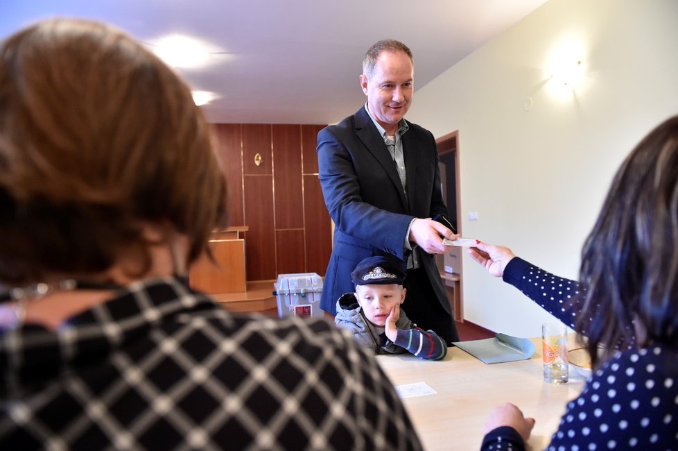 Předseda STAN Petr Gazdík odvolil v Suché Lozi (5.10.2018)