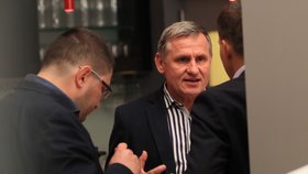 Již v prvním kole zvolený senátor Jiří Čunek sledoval 13. října 2018 v Praze ve volebním štábu KDU-ČSL výsledky druhého kola senátních voleb.
