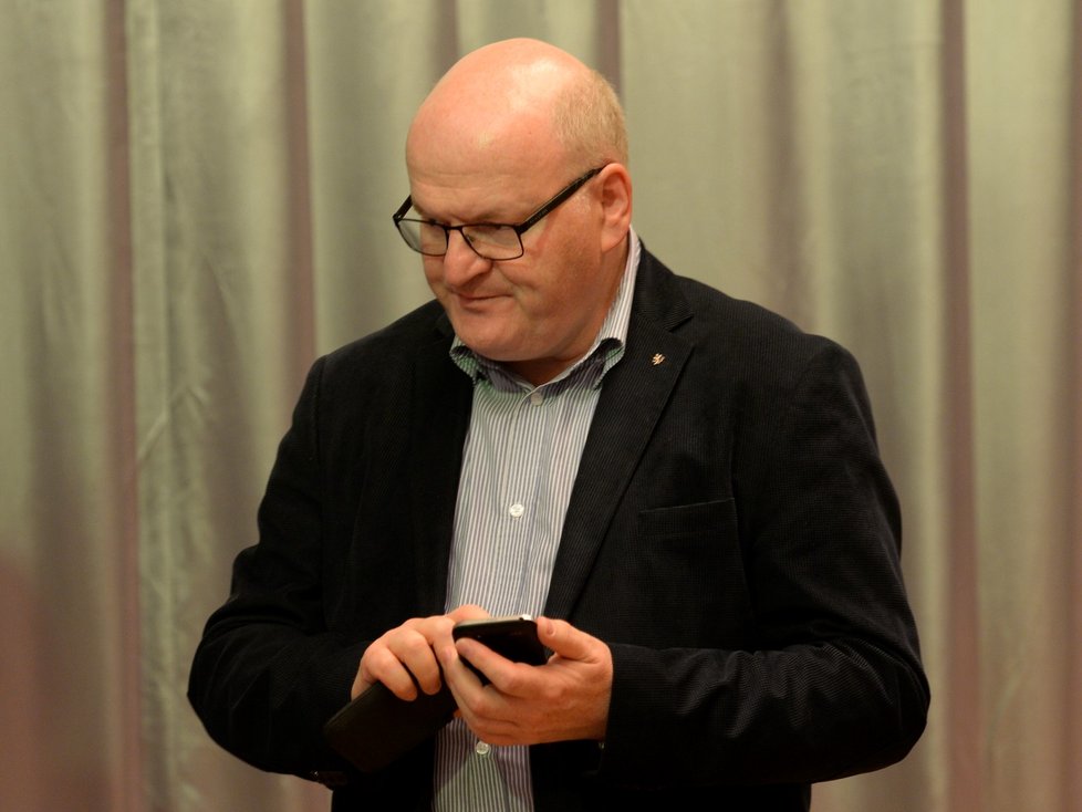 Místopředseda KDU-ČSL a kandidát do Senátu Daniel Herman sledoval výsledky druhého kola senátních voleb 13. října 2018 v Praze na celostátní konferenci strany.