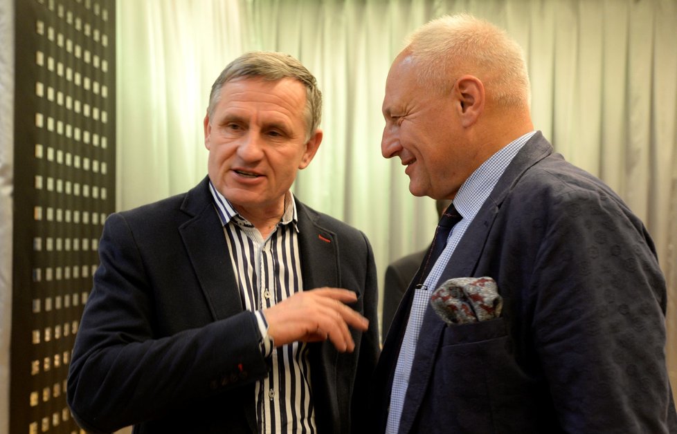 Kandidát KDU-ČSL do Senátu Jiří Čunek (vlevo), který byl na Vsetínsku zvolen už v prvním kole, sledoval výsledky druhého kola senátních voleb 13. října 2018 v Praze na celostátní konferenci strany.