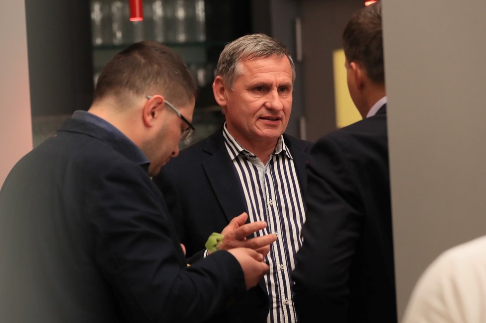 Již v prvním kole zvolený senátor Jiří Čunek sledoval 13. října 2018 v Praze ve volebním štábu KDU-ČSL výsledky druhého kola senátních voleb.