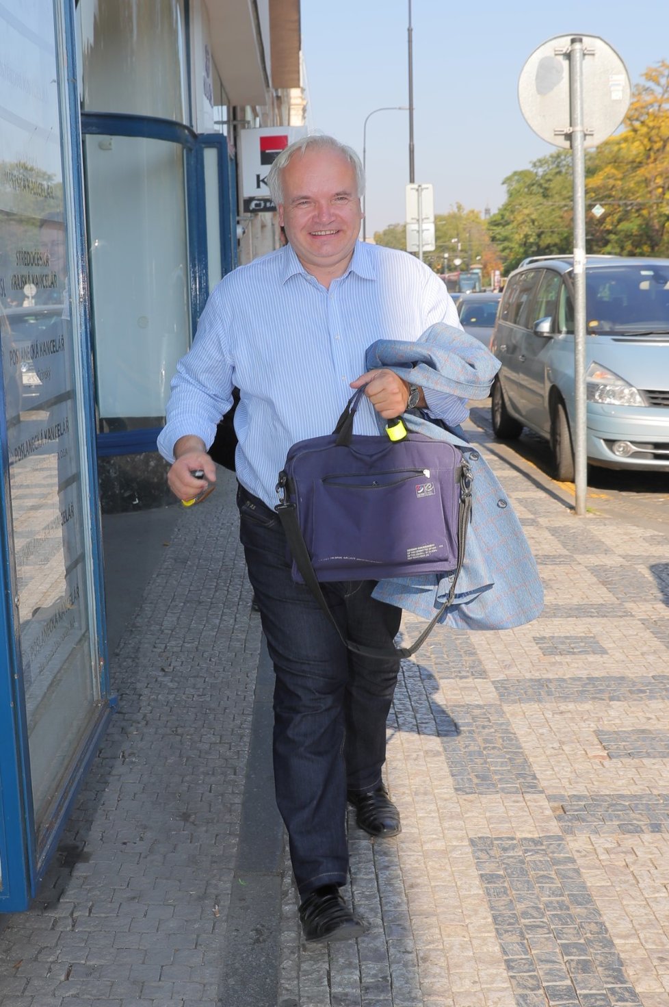 Pavel Svoboda dorazil 13.10. krátce po uzavření volebních místností do štábu.