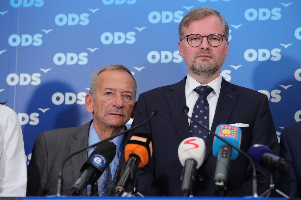 Jaroslav Kubera a Petr Fiala na tiskové konferenci po vyhlášení výsledku voleb