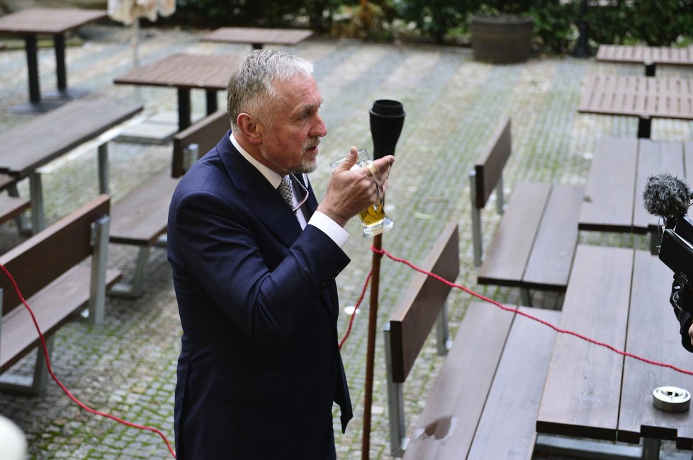 Prezidentský kandidát Mirek Topolánek si čekání na výsledky zpříjemňuje sklenicí piva.