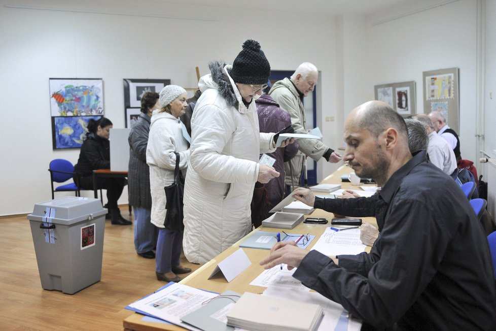 12. ledna ve 14:00 se po celé zemi otevřely volební místnosti pro historicky druhou přímou volbu Prezidenta ČR,  na snímku volební místnost v pražských Kunraticích