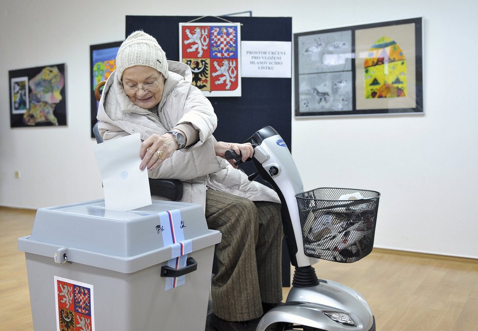 12. ledna ve 14:00 se po celé zemi otevřely volební místnosti pro historicky druhou přímou volbu Prezidenta ČR,  na snímku volební místnost v pražských Kunraticích