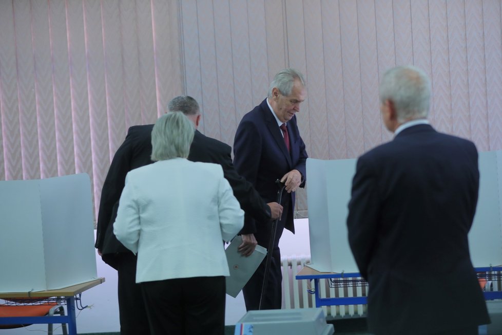 Miloš Zeman 5.10.2018 odvolil, u plenty pro něj byla připravená židle.
