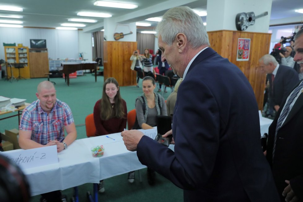 Miloš Zeman 5. 10. 2018 odvolil, u plenty pro něj byla připravená židle.