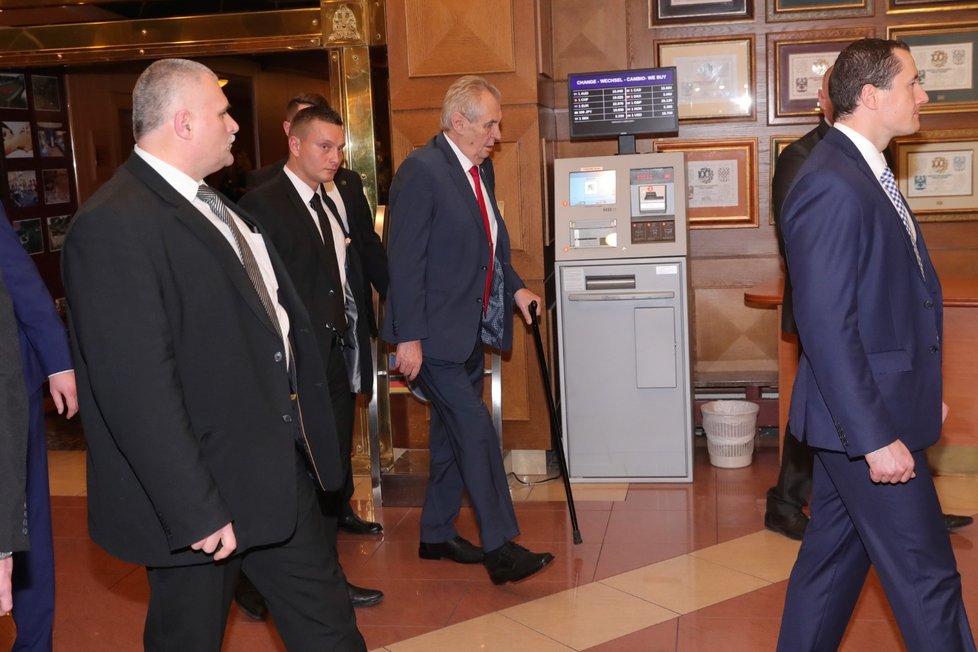Miloš Zeman odchází z volebního štábu.