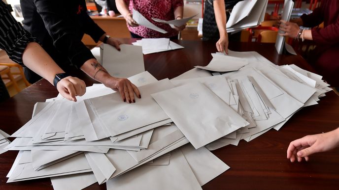 Ihned po uzavření volební místnosti zahájily 3. října 2020 členky volební komise sčítání hlasovacích lístků
