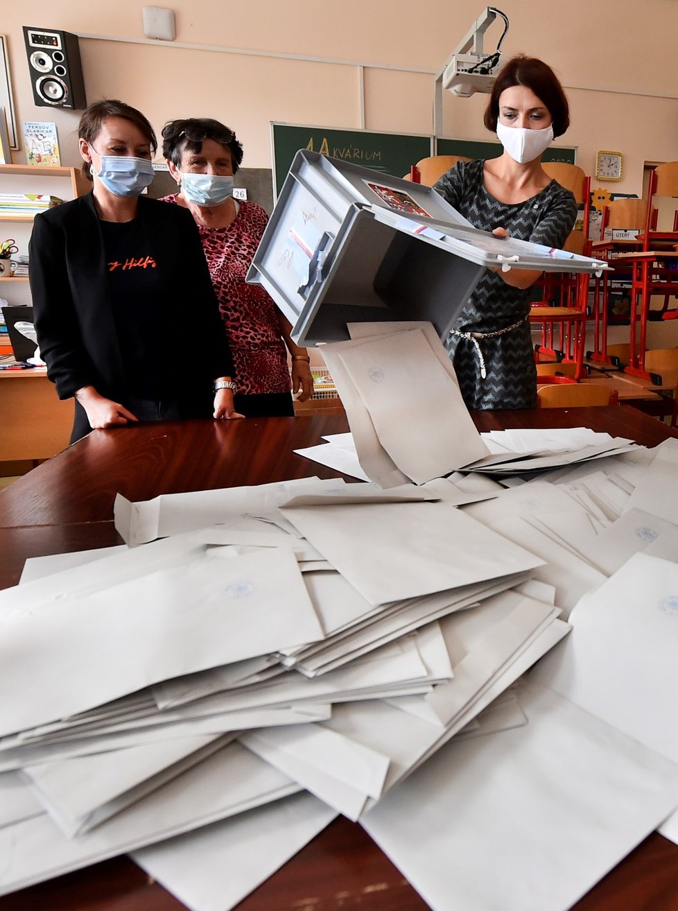 Ihned po uzavření volební místnosti zahájily 3. října 2020 členky volební komise 4. okrsku v Třešti na Jihlavsku sčítání hlasovacích lístků do krajského zastupitelstva.