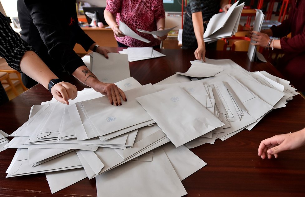 Ihned po uzavření volební místnosti zahájily 3. října 2020 členky volební komise 4. okrsku v Třešti na Jihlavsku sčítání hlasovacích lístků do krajského zastupitelstva.