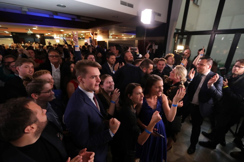 Volby 2021: Štáb Spolu (9.10.2021): Koalice oslavuje vítězství nad ANO.