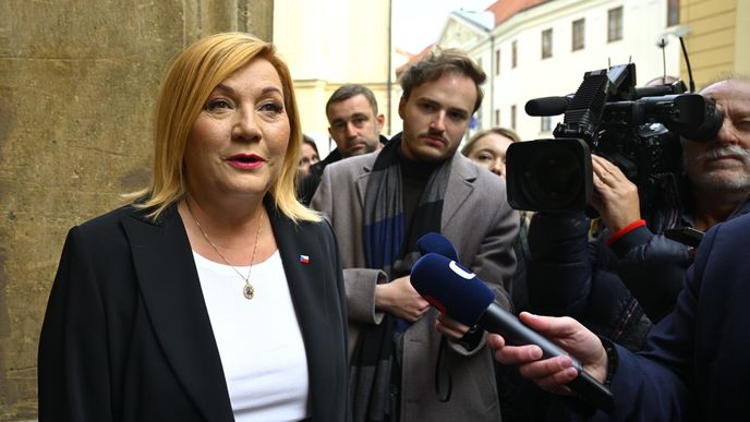 Koalice se na pravidlech osvobození od EET musí ještě dohodnout. Karty v ruce ale bude mít pravděpodobná šéfka státní pokladny Alena Schillerová. Koalice se na pravidlech osvobození od EET musí ještě dohodnout. Karty v ruce ale bude mít pravděpodobná šéfka státní pokladny Alena Schillerová.