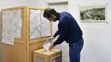 Nezodpovědné volby: Někteří Pražané k urnám vyrazili bez respirátorů, zabývají se jimi hygienici