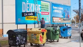 Volební billboard, na němž je v Plzni neúspěšný senátní kandidát Lumír Aschenbrenner z ODS s kandidátkou ANO Lucií Kantorovou, přelepují těsně před druhým kolem voleb (16. 10. 2026)