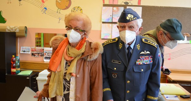 Armádní generál Emil Boček (98) přicestoval z Prahy volit spolu s vdovou Ivanou po zesnulém kamarádovi z RAF Zdeňku Škarvadovi..