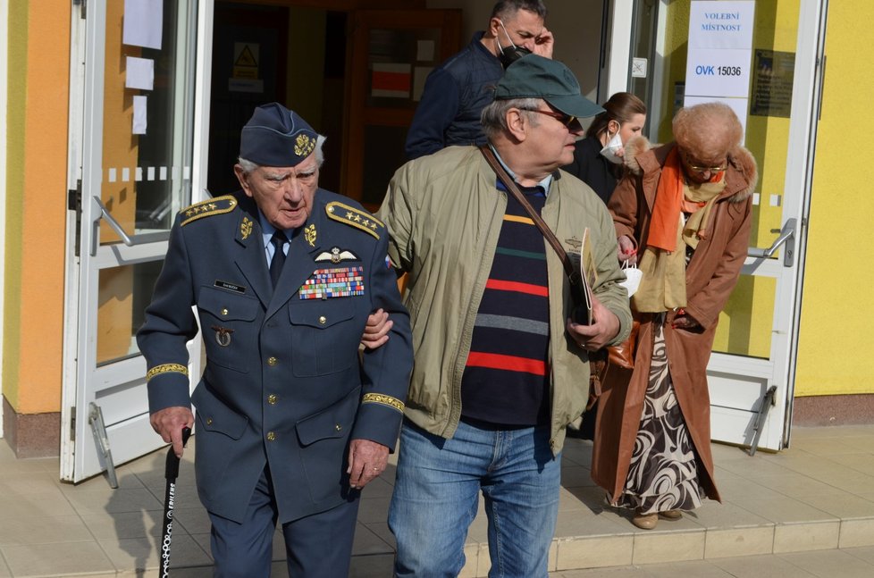 Armádní generál Emil Boček (98) přicestoval z Prahy volit spolu s vdovou Ivanou po zesnulém kamarádovi z RAF Zdeňku Škarvadovi..