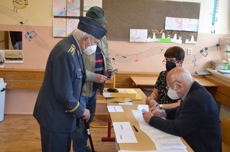 Armádní generál Emil Boček (98) přicestoval z Prahy volit spolu s vdovou Ivanou po zesnulém kamarádovi z RAF Zdeňku Škarvadovi..