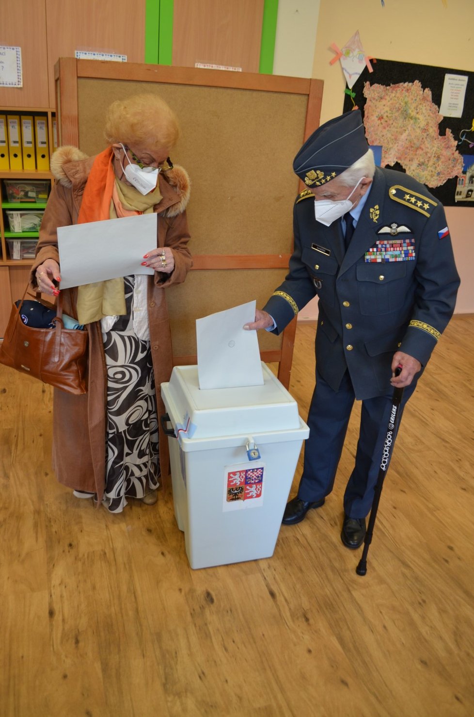 Armádní generál Emil Boček (98) přicestoval z Prahy volit spolu s vdovou Ivanou po zesnulém kamarádovi z RAF Zdeňku Škarvadovi..