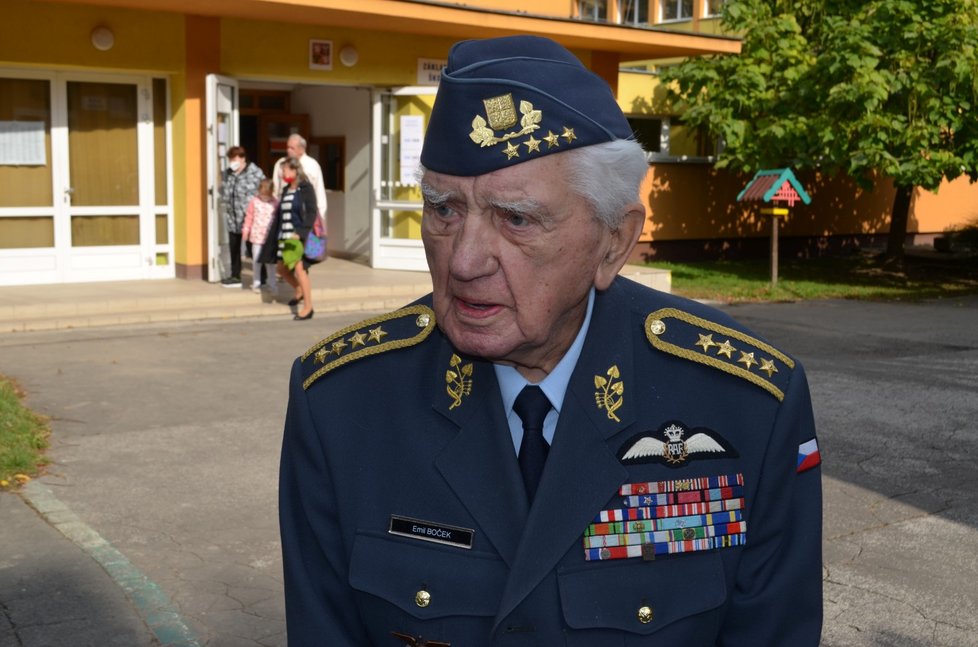 Armádní generál Emil Boček (98) přicestoval z Prahy volit spolu s vdovou Ivanou po zesnulém kamarádovi z RAF Zdeňku Škarvadovi.