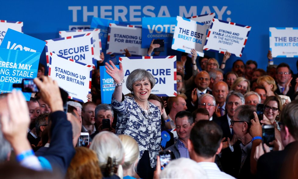 Parlamentní volby ve Velké Británii, červen 2017. Na snímku podporovatelé Kozervativců, v jejichž čele stojí Theresa Mayová