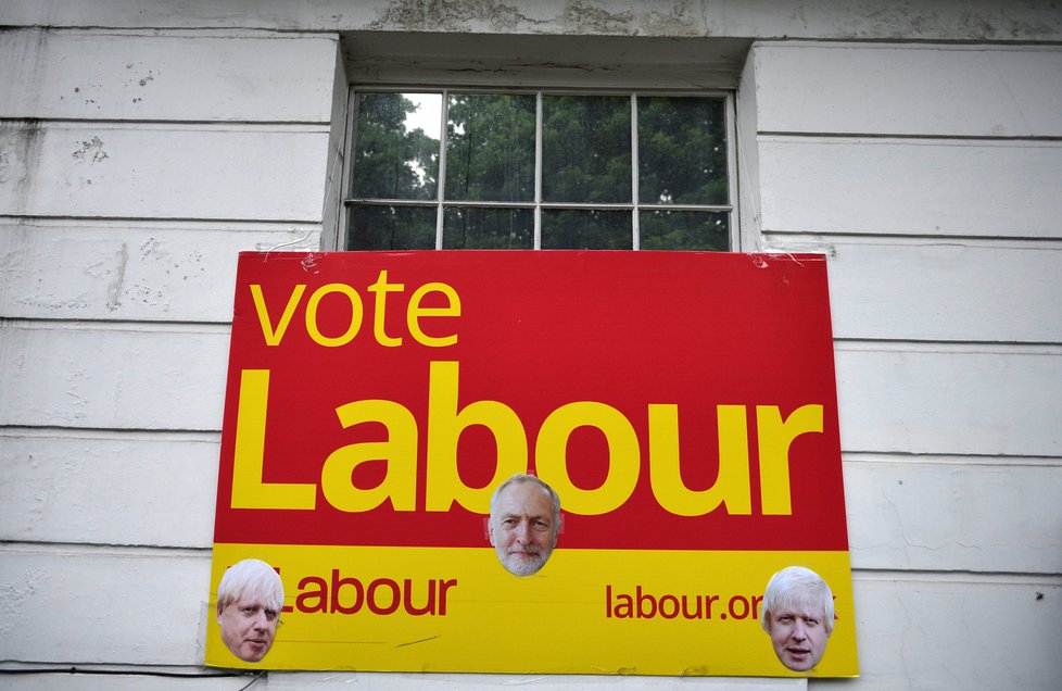 Parlamentní volby ve Velké Británii, červen 2017. Na snímku podporovatelé labouristů, v jejichž čele stojí Jeremy Corbyn.