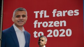 Labourista Sadiq Khan se možná stane prvním muslimským starostou Londýna, jinak ale strana zaostává za konzervativci o zhruba 5 %.