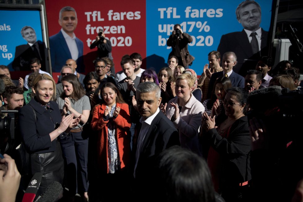Labourista Sadiq Khan se možná stane prvním muslimským starostou Londýna, jinak ale strana zaostává za konzervativci o zhruba 5 %.