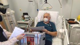 Jiří Tušer z Lelekovic volí z nemocničního lůžka Fakultní nemocnice u sv. Anny.