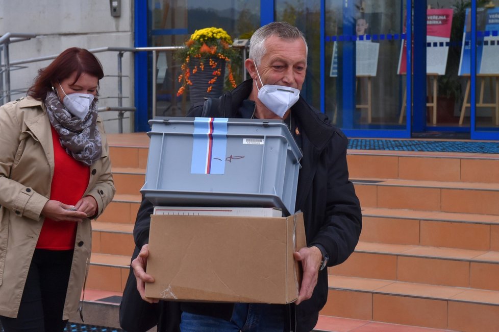 Speciální volební komise s přenosnou volební schránkou vyjela z Karlových Varů k lidem, kteří jsou v karanténě nebo izolaci a nemohli volit v drive-in stanovištích.