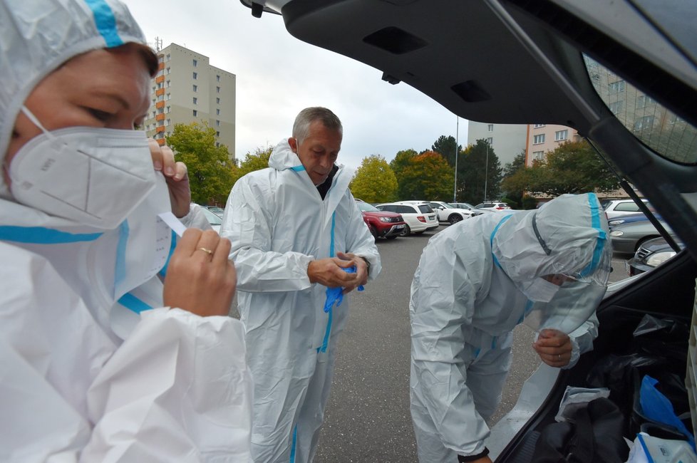 Speciální volební komise s přenosnou volební schránkou vyjela z Karlových Varů k lidem, kteří jsou v karanténě nebo izolaci, a proto nemohli volit v drive-in stanovištích.